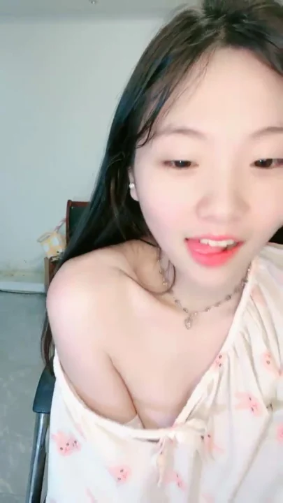 Screenshot 36 aus FC2-PPV-2224445 - Kleine Asiatin squirtet mit Dildo POV im Bad und Bett