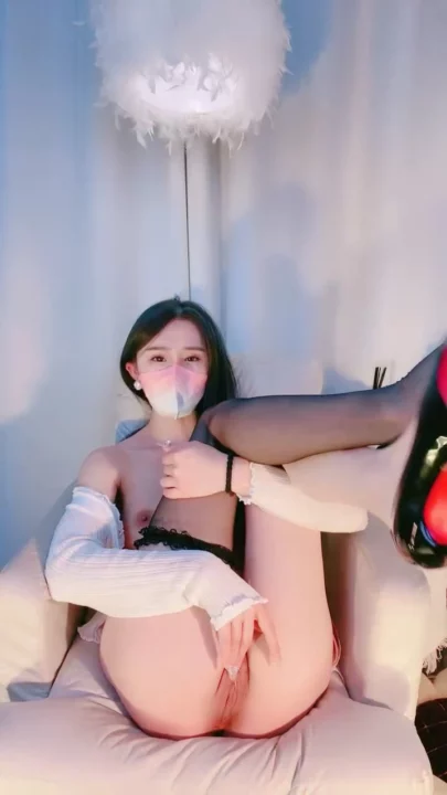 Screenshot 10 aus FC2-PPV-83965 - Kleine Japanerin masturbiert mit Dildo in Dessous aus ihrer Sicht