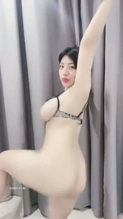 Screenshot 5 from FC2-PPV 素人第一视角 — 亚洲大胸美女穿内衣用玩具猛操自己