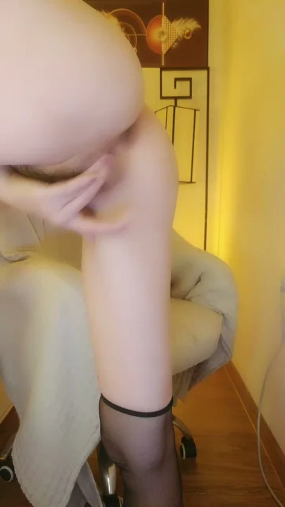 Screenshot 15 from Busty Babe Juega con sus Juguetes y Hace Garganta Profunda en un Hotel