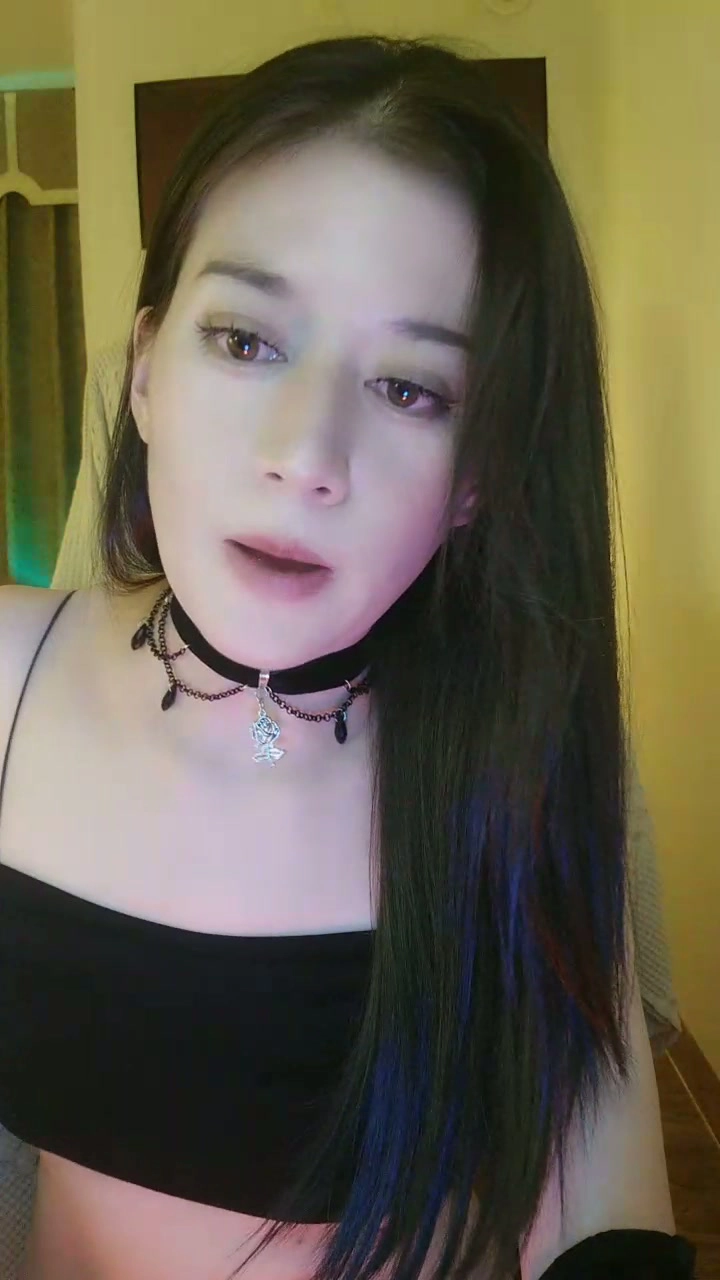 Play video: Busty Babe Juega con sus Juguetes y Hace Garganta Profunda en un Hotel