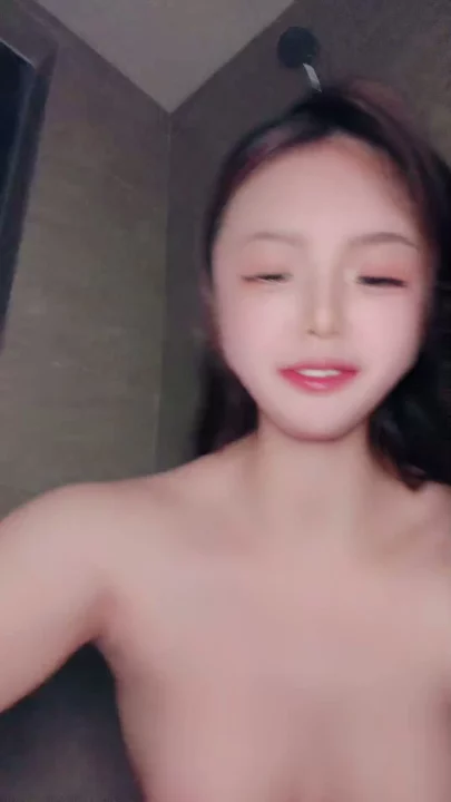 Screenshot 2 from Petite Asiatique montre son visage en train de se masturber avec un gode dans la salle de bain