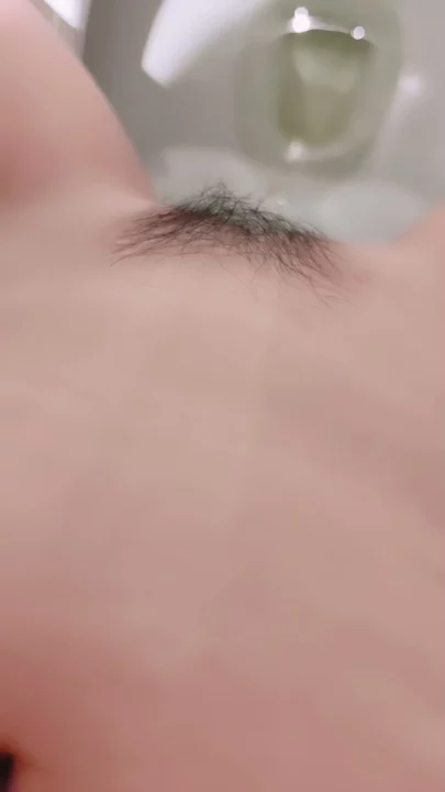 Screenshot 12 from Petite Asiatique montre son visage en train de se masturber avec un gode dans la salle de bain