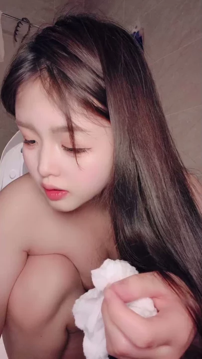 Screenshot 15 from Petite Asiatique montre son visage en train de se masturber avec un gode dans la salle de bain