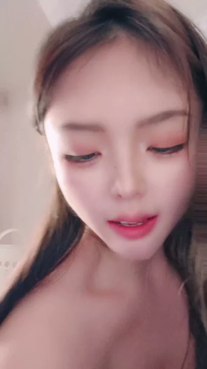 Screenshot 16 from Petite Asiatique montre son visage en train de se masturber avec un gode dans la salle de bain