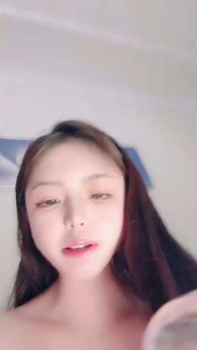 Screenshot 7 from Petite Asiatique montre son visage en train de se masturber avec un gode dans la salle de bain