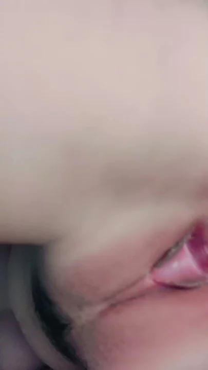 Screenshot 8 from Petite Asiatique montre son visage en train de se masturber avec un gode dans la salle de bain