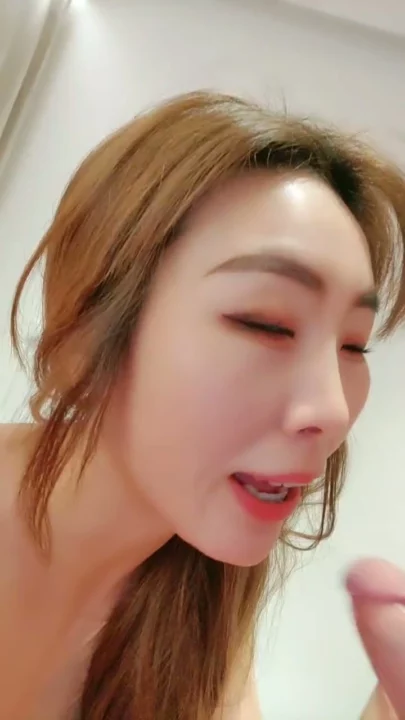 Screenshot 10 from Em Châu Á Nhỏ Nhắn Tỉa Lông Lồn Solo POV — Lộ Mặt Thủ Dâm Bằng Dildo Trong Nhà Tắm