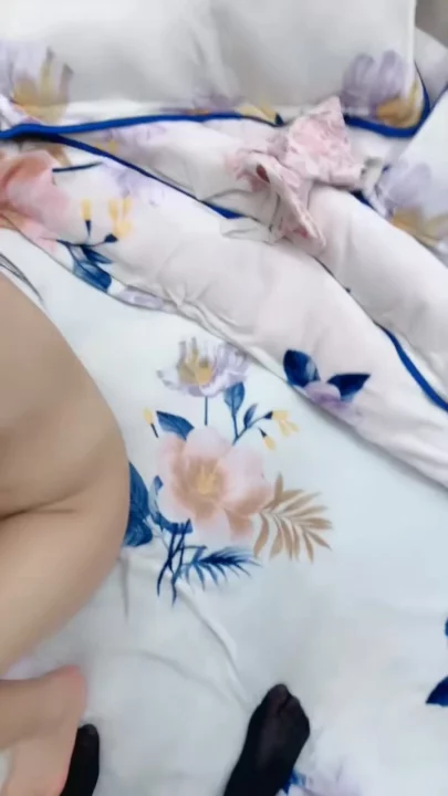 截图 8 来自 多人轮番上阵， petite 亚洲美女穿著内衣和丝袜的业余群交场景