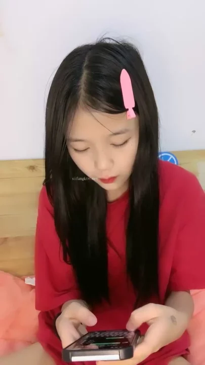 Screenshot 2 from 日本业余自拍 — 穿红色短上衣的小胸萌妹诱惑