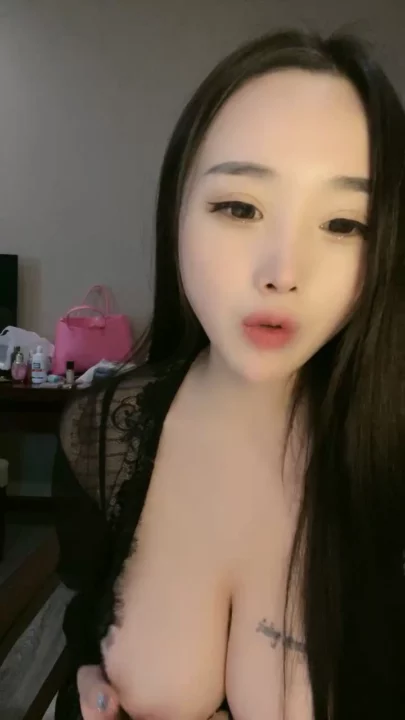 Screenshot 2 aus Japanische Amateur-Stute mit prallen Titten — Kurvige Dessous-Pose mit unsichtbarem Partner