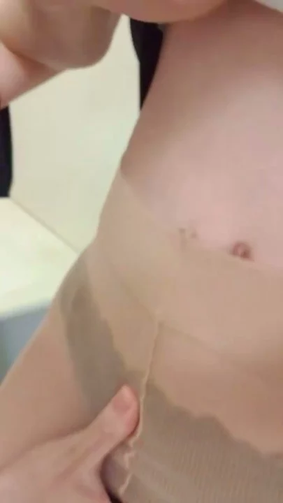 Screenshot 2 aus Japanische Gangbang POV — Büro-Frau im Uniform-Outfit von drei Typen auseinandergenommen, Creampie-Ende