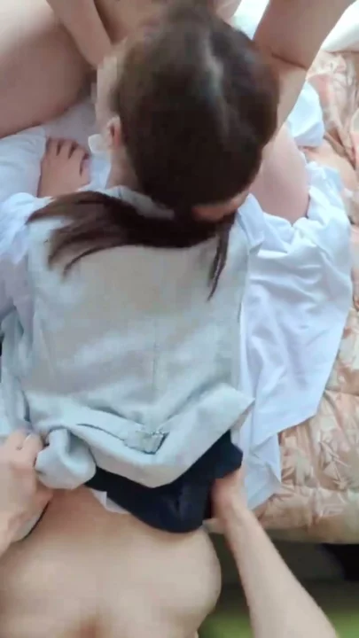 Screenshot 15 aus Japanische Gangbang POV — Büro-Frau im Uniform-Outfit von drei Typen auseinandergenommen, Creampie-Ende
