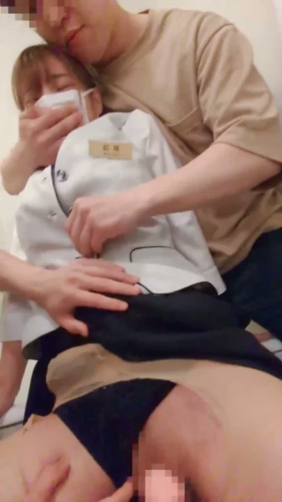 Screenshot 4 aus Japanische Gangbang POV — Büro-Frau im Uniform-Outfit von drei Typen auseinandergenommen, Creampie-Ende
