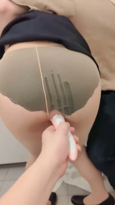 Screenshot 6 aus Japanische Gangbang POV — Büro-Frau im Uniform-Outfit von drei Typen auseinandergenommen, Creampie-Ende