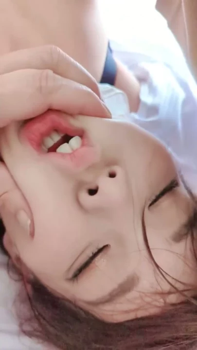 Screenshot 9 aus Japanische Gangbang POV — Büro-Frau im Uniform-Outfit von drei Typen auseinandergenommen, Creampie-Ende