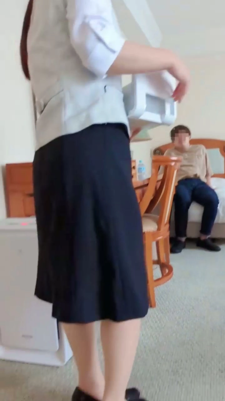 Video abspielen: Japanische Gangbang POV — Büro-Frau im Uniform-Outfit von drei Typen auseinandergenommen, Creampie-Ende