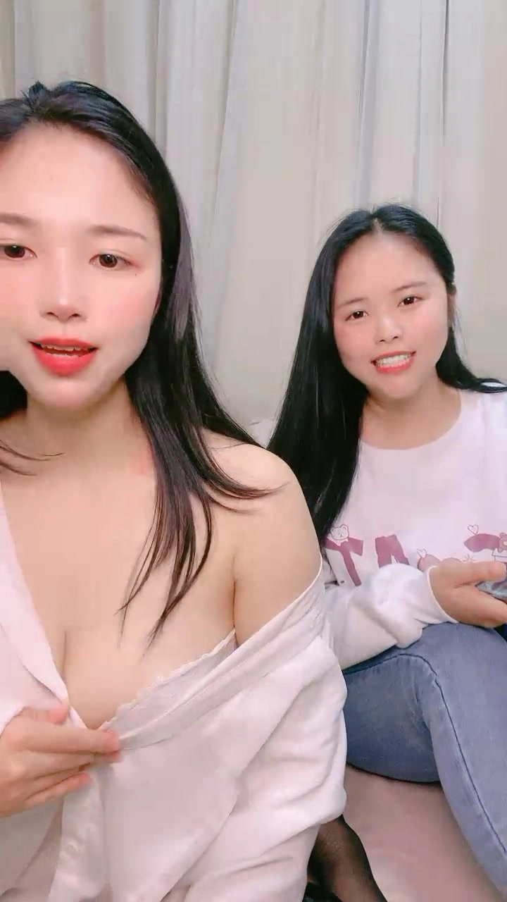 Play video: Lesbian Jepang POV — Sepasang Kembar Scissoring Pakai Dildo Palsu di Kamar Tidur