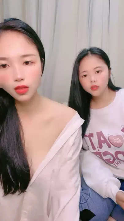 Screenshot 3 from Lesbian Jepang POV — Sepasang Kembar Scissoring Pakai Dildo Palsu di Kamar Tidur