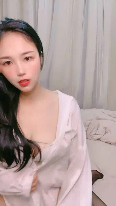 Screenshot 4 from Lesbian Jepang POV — Sepasang Kembar Scissoring Pakai Dildo Palsu di Kamar Tidur