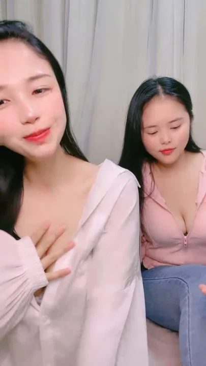 Screenshot 5 from Lesbian Jepang POV — Sepasang Kembar Scissoring Pakai Dildo Palsu di Kamar Tidur