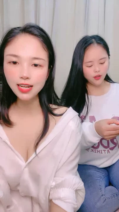 Screenshot 1 from Lesbian Jepang POV — Sepasang Kembar Scissoring Pakai Dildo Palsu di Kamar Tidur