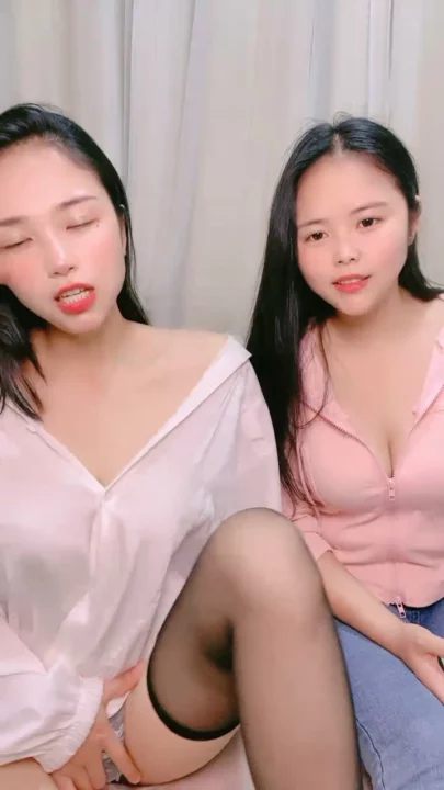 Screenshot 6 from Lesbian Jepang POV — Sepasang Kembar Scissoring Pakai Dildo Palsu di Kamar Tidur
