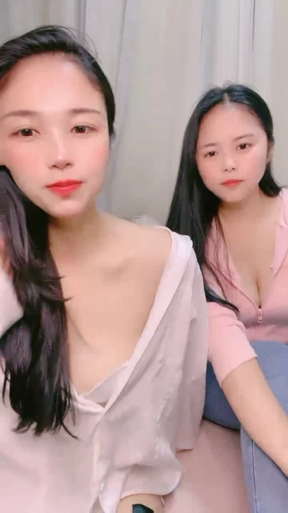 Screenshot 7 from Lesbian Jepang POV — Sepasang Kembar Scissoring Pakai Dildo Palsu di Kamar Tidur