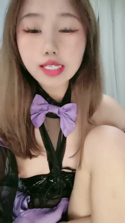 Screenshot 13 aus Japanische Selbstbefriedigung in schwarzer Unterwäsche — Solostriptease mit Strümpfen und Gesicht zu sehen