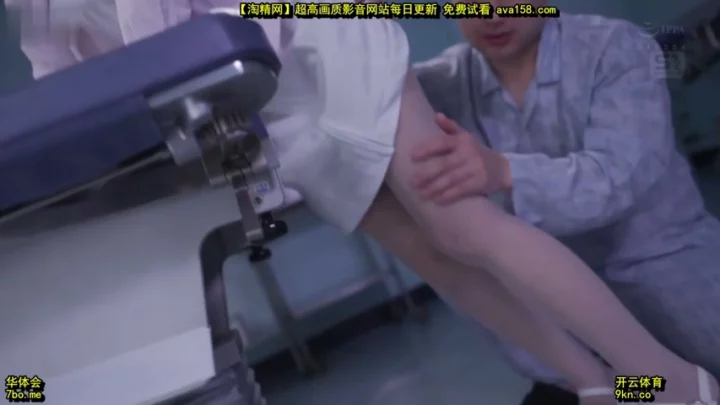Screenshot 4 aus Japanische Krankenschwester Creampie POV — Cosplay Rollenspiel mit Strap-On-Tease