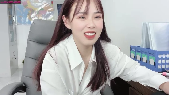 16번 스크린샷, Japanese Office Lady POV — Jingjing Uses Vibrator at Desk에서 캡처됨