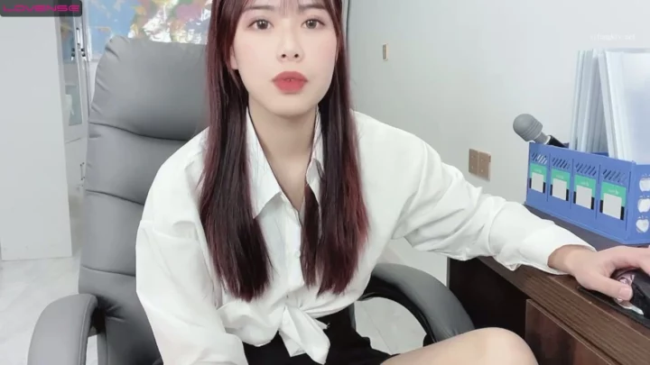 5번 스크린샷, Japanese Office Lady POV — Jingjing Uses Vibrator at Desk에서 캡처됨
