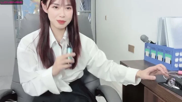 6번 스크린샷, Japanese Office Lady POV — Jingjing Uses Vibrator at Desk에서 캡처됨