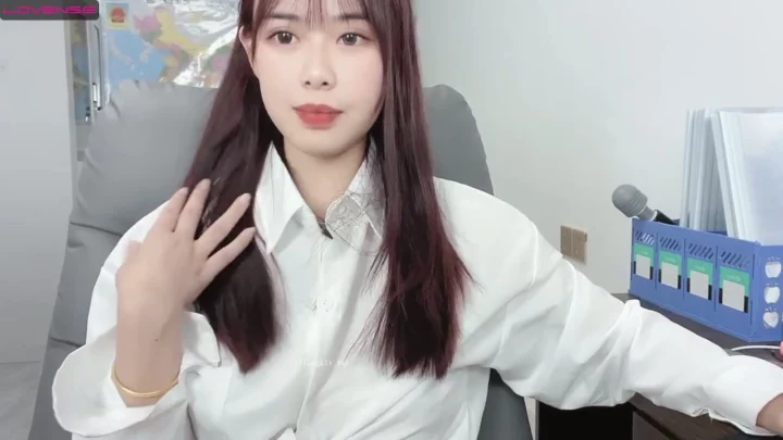 7번 스크린샷, Japanese Office Lady POV — Jingjing Uses Vibrator at Desk에서 캡처됨