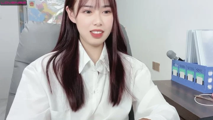 8번 스크린샷, Japanese Office Lady POV — Jingjing Uses Vibrator at Desk에서 캡처됨