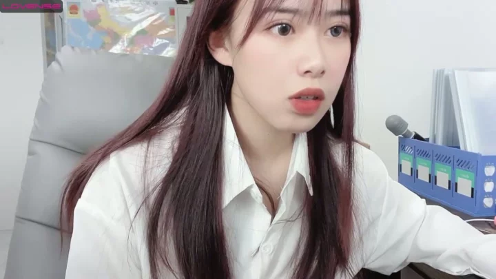 9번 스크린샷, Japanese Office Lady POV — Jingjing Uses Vibrator at Desk에서 캡처됨