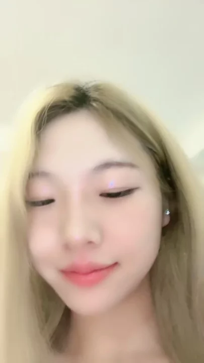 Screenshot 4 aus Japanische POV Amateur — Blonde Schönheit spielt mit unsichtbarem Partner