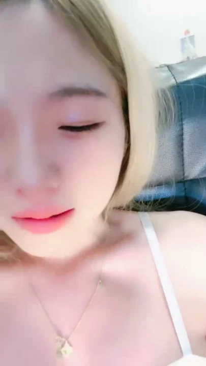 Screenshot 9 aus Japanische POV Amateur — Blonde Schönheit spielt mit unsichtbarem Partner