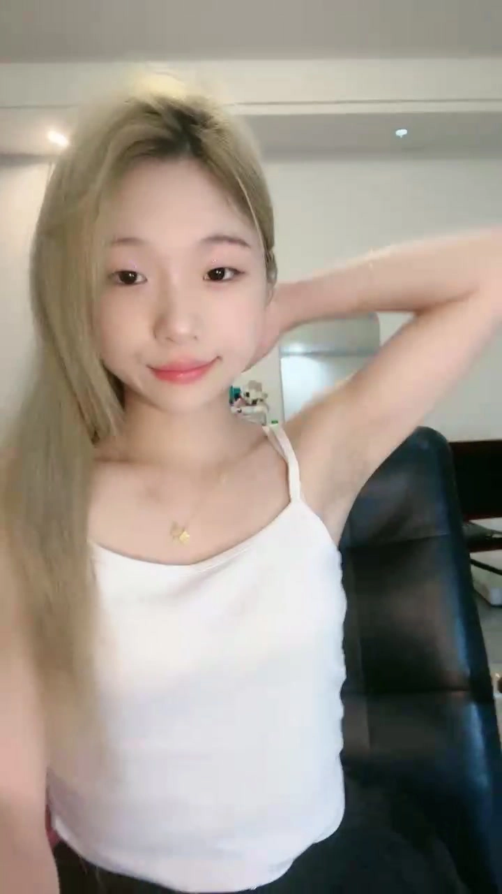Video abspielen: Japanische POV Amateur — Blonde Schönheit spielt mit unsichtbarem Partner
