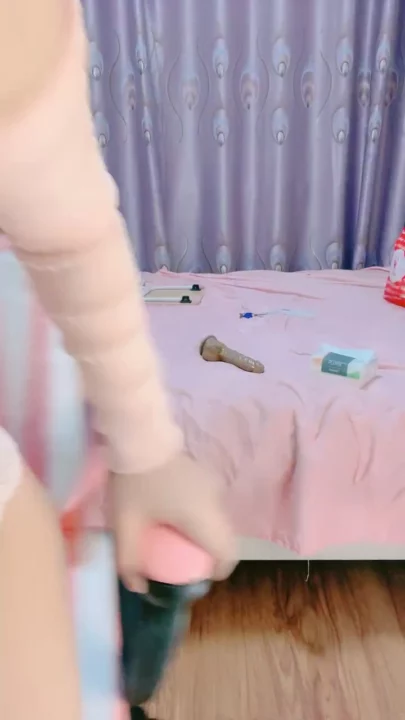 Screenshot 5 from 日本第一视角业余作品 — 戴眼镜美女在粉红色卧室里玩自慰棒 [FC2-PPV-378340]