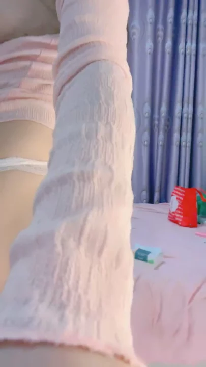 Screenshot 7 from 日本第一视角业余作品 — 戴眼镜美女在粉红色卧室里玩自慰棒 [FC2-PPV-378340]