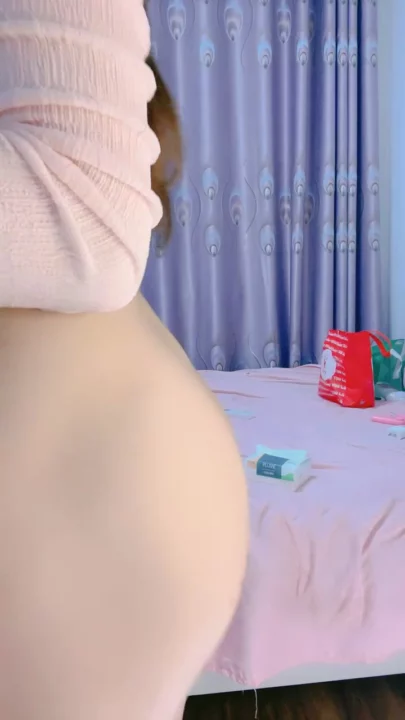 Screenshot 10 from 日本第一视角业余作品 — 戴眼镜美女在粉红色卧室里玩自慰棒 [FC2-PPV-378340]