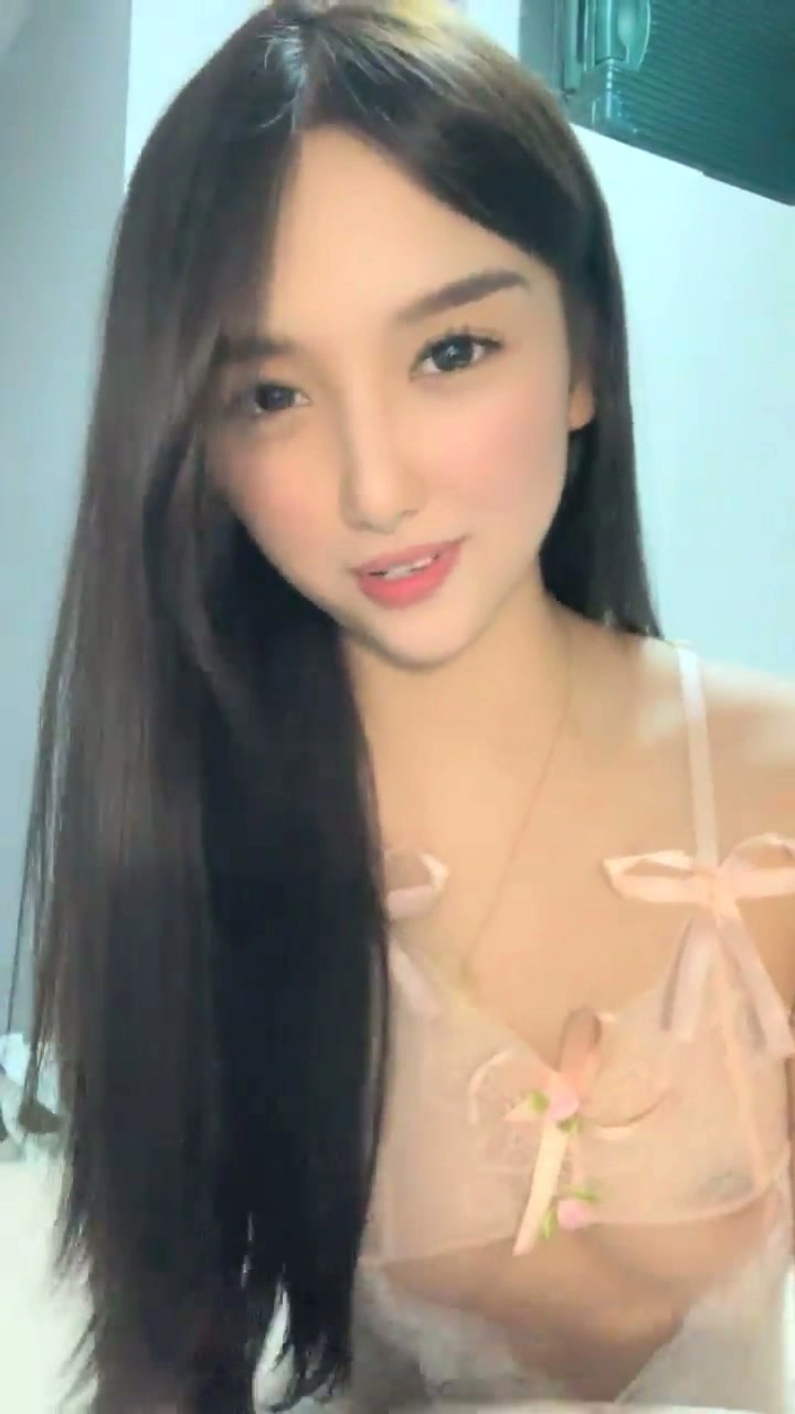 Play video: Teasing en lingerie amateur japonaise — Dentelle rose et bas 💋