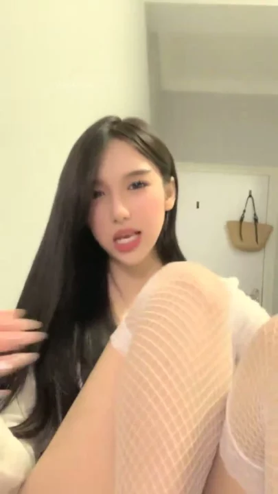 Screenshot 22 from Teasing en lingerie amateur japonaise — Dentelle rose et bas 💋