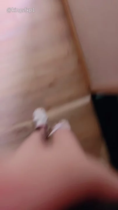 Screenshot 12 aus Japanische POV Amateur-Masturbation — Rasierte Muschi Selfie mit dem Handy