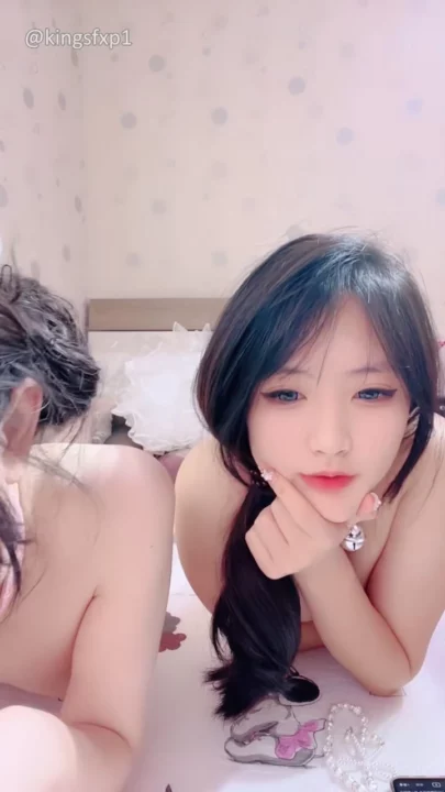 Screenshot 23 aus Japanische POV Amateur-Masturbation — Rasierte Muschi Selfie mit dem Handy