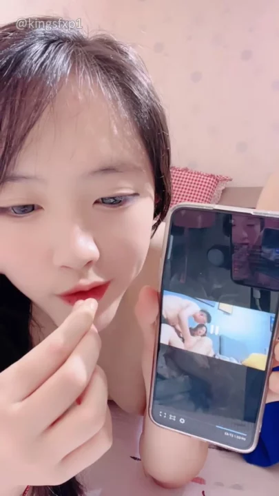 Screenshot 5 aus Japanische POV Amateur-Masturbation — Rasierte Muschi Selfie mit dem Handy