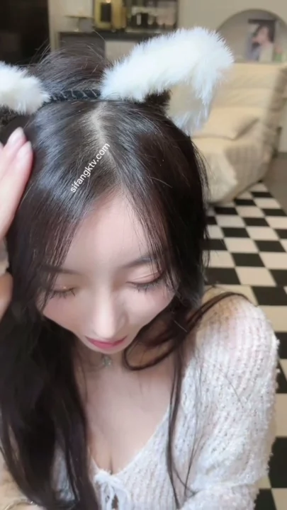Screenshot 11 aus Japanische POV Amateur — Schüchterne Schönheit auf kariertem Boden mit unsichtbarem Partner