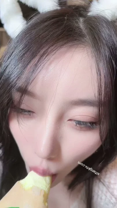 Screenshot 9 aus Japanische POV Amateur — Schüchterne Schönheit auf kariertem Boden mit unsichtbarem Partner