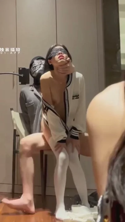Screenshot 6 from Cảnh Quay Góc Nhật — Em Gái Bịt Mắt Vớ Trắng Nhận Creampie [SIS001]